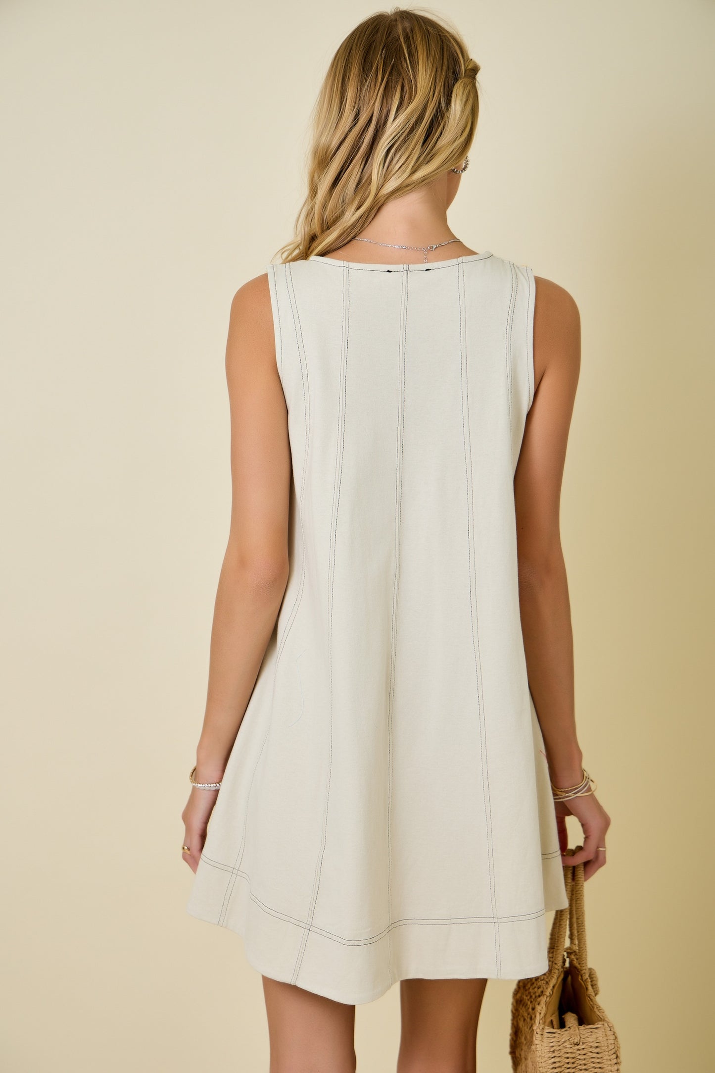 Sleeveless A-line Dress W/contrast Line Stitch