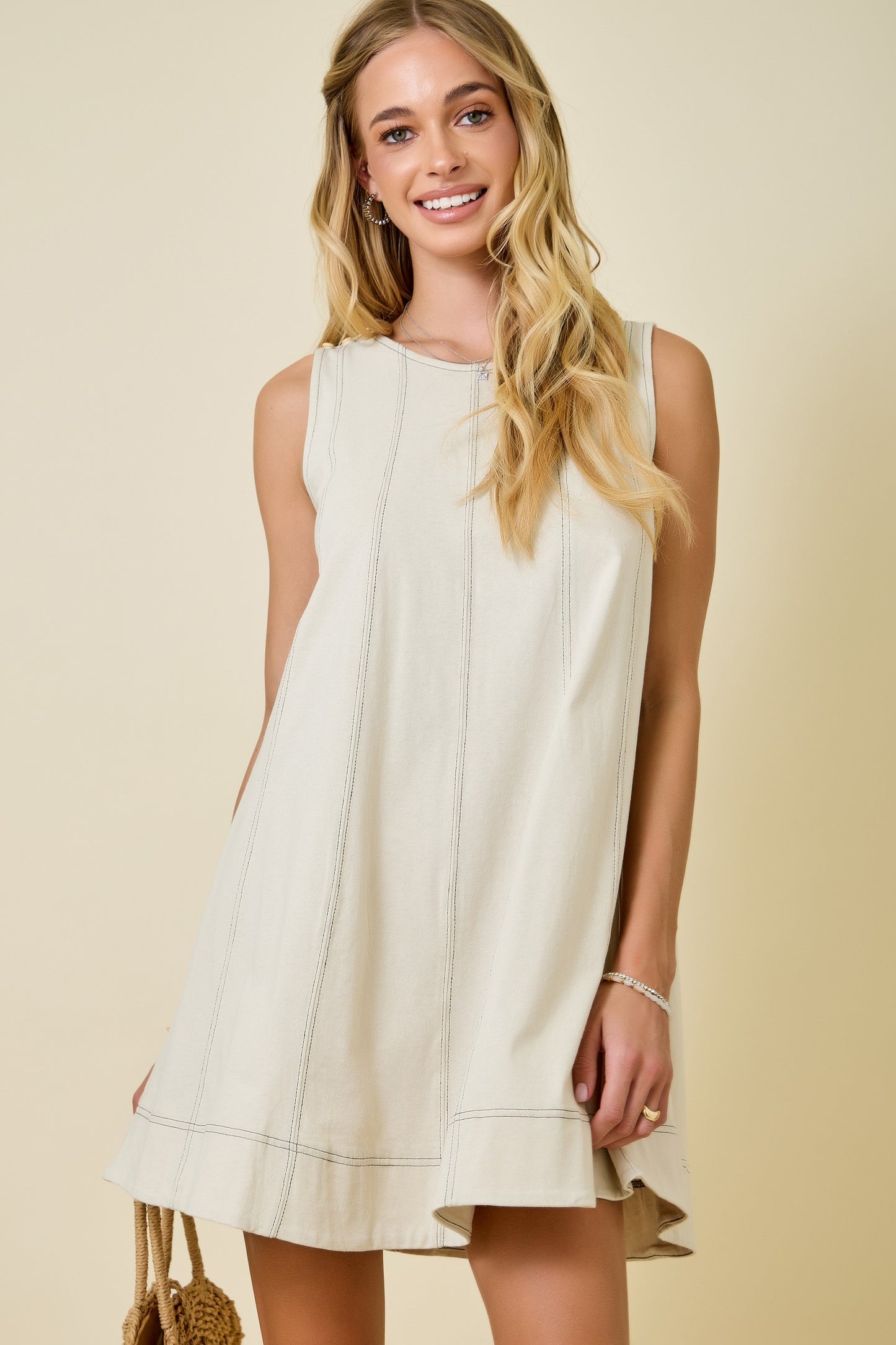Sleeveless A-line Dress W/contrast Line Stitch